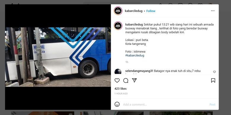 Armada bus transjakarta menabrak tiang di Tangerang, Jumat (11/2/2022), sekitar pukul 13.21 WIB. Bus tersebut mengalami rusak pada bagian bodi sebelah kiri. Foto: kompas.com.