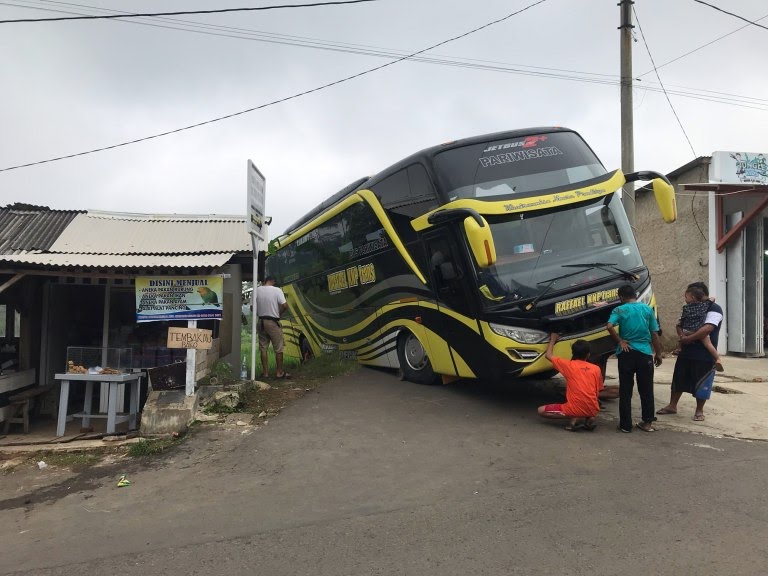 Bus Raffael KNP Trans terjebak di pertigaan. Foto: kuninganmass.com