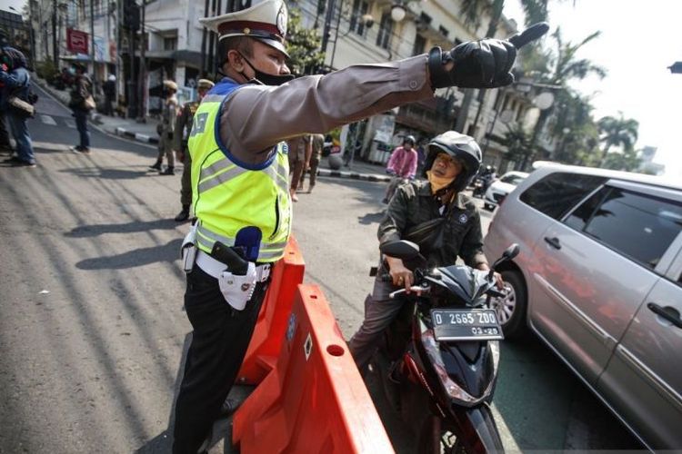 Petugas melakukan penyekatan ganjil genap di Kota Bandung, Jawa Barat. (Istimewa)