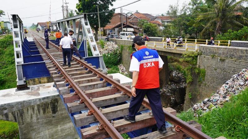 Dirjen Perkertaapian Zulfikri saat meninjau jalur kereta api Cibatu-Garut