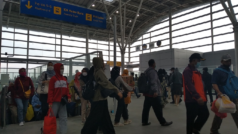 Penumpang KA Lokal Walahar dari Purwakarta baru tiba di Stasiun Cikarang (Foto:BeritaTrans.com/aksi.id/ahmad) 
