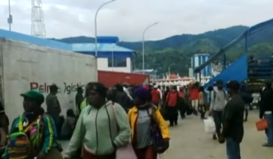 Penumpang Kapal Gunung Dempo turun di pelabuhan Jayapura. (Kompas.tv) 