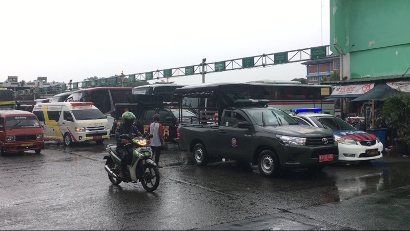 Polres Metro Bekasi Kota memberikan imbauan protokol kesehatan di tengah meningkatnya Covid-19 varian Omicron di Terminal Bekasi, Senin (14/2/2022). Foto: BeritaTrans.com.