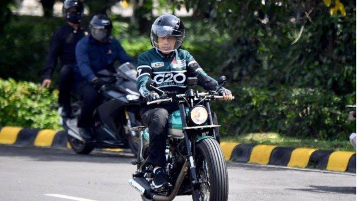 Presiden Joko Widodo mengendarai sepeda motor. (Ist)