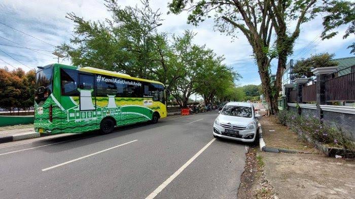 Bus BTS Trans Banjarbakula saat terparkir di Halte Siring Km 0, saat uji jalan, sebelum resmi beroperasi. Foto: banjarmasinpost.co.id.