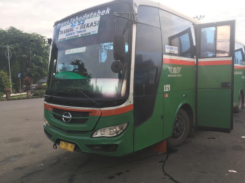 Bus kota rutr Tanah Abang-Bekasi di depan Gerbang Tol Bekasi Timur, Senin (14/2/2022). Foto: BeritaTrans.com.
