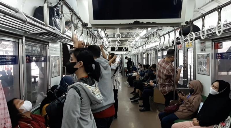 Suasana rangkaian KRL yang berangkat dari Stasiun Bekasi pada Senin (14/2/2022) pagi.