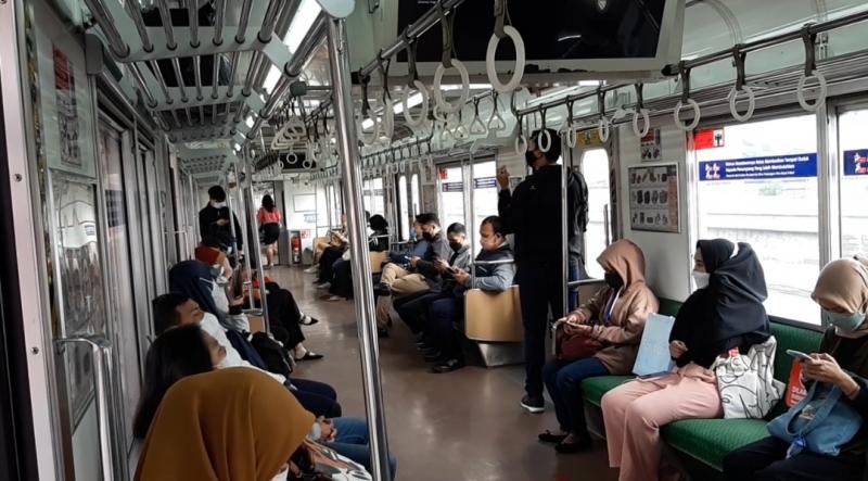 Suasana di dalam KRL yang berangkat dari Stasiun Bekasi tampak lengang pada saat jam sibuk, Senin (14/2/2022) pagi.