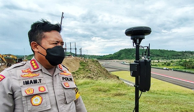 Polda NTB menunjukkan alat melumpuhkan drone ilegal yang terbang di atas Sirkuit Mandalika saat tes pramusim MotoGP. 