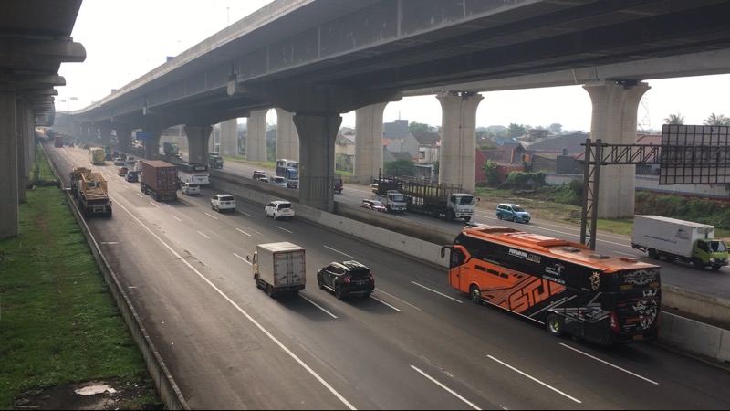 Truk logistik merajai Tol Bekasi Timur, Senin (14/2/2022). Foto: BeritaTrans.com.