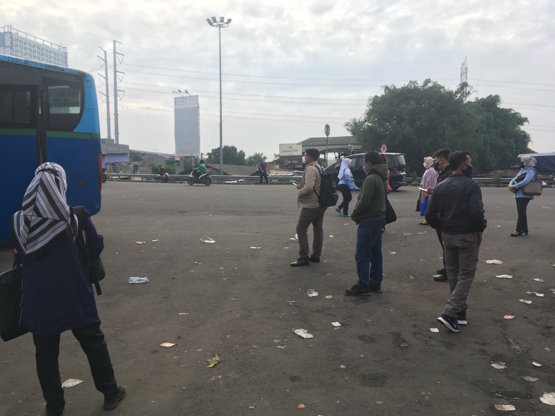 Penumpang bus kota di depan Gerbang Tol Bekasi Timur. Foto: BeritaTrans.com.