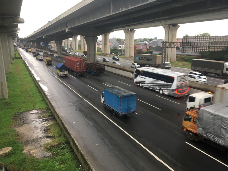 Tol Bekasi Timur, Selasa (15/2/2022) sore. Foto: BeritaTrans.com.