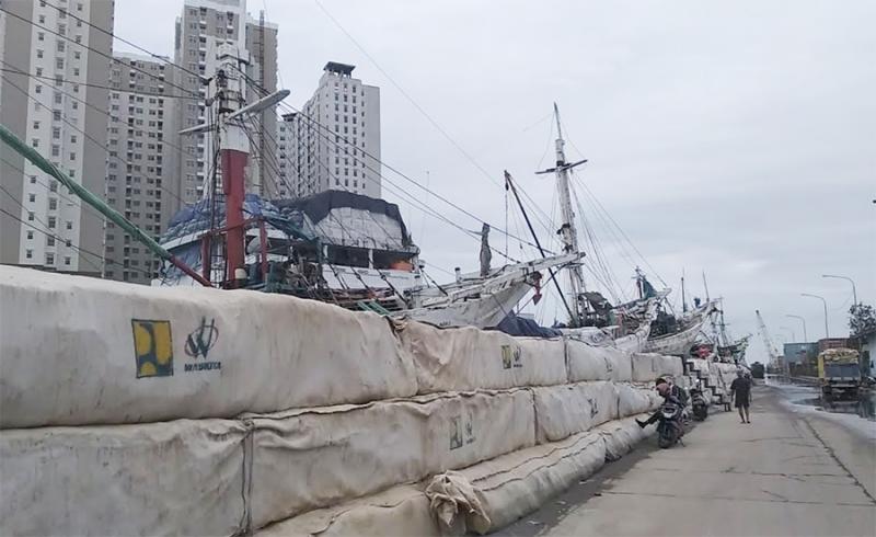 Tanggul sementara guna antisipasi terjangan air rob di Pelabuhan Sunda Kelapa (foto:BeritaTrans.com/aksi.id/ahmad)