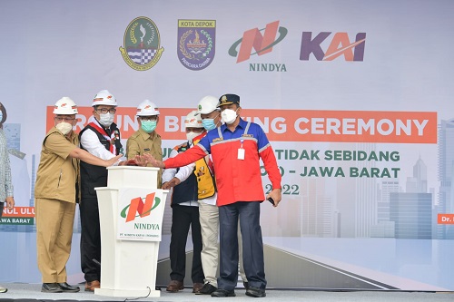 Gubernur Jawa Barat,  Ridwan Kamil meletakkan batu pertama pembangunan underpass di Kota Depok. (Foto:Humas Pemda Jabar) 