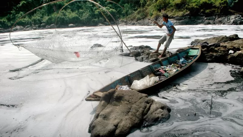 Menjala ikan berganti menjala plastik di Citarum yang permukaannya tertutup polusi.