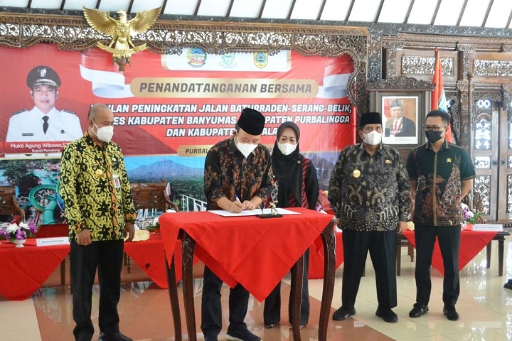 Tiga bupati tengah menandatangani surat pernohonan peningkatan Jalan Provinsi ke Gubernur Jateng. (Foto:Diskominfo Jateng)