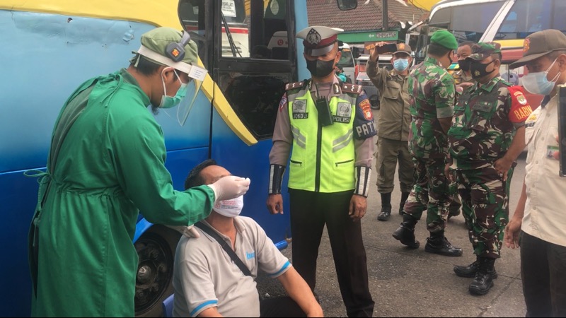 Polres Metro Bekasi Kota bersama tim gabungan menggelar tes swab acak di Terminal Bekasi, Kamis (17/2/2022). Foto: BeritaTrans.com.