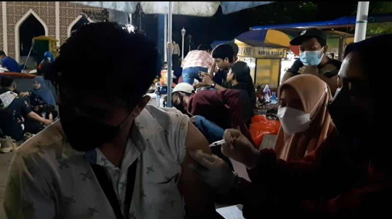 Penyuntikan vaksin kepada masyarakat pengunjung Alun-alun Kota Bekasi, Rabu (16/2/2022) malam. Kegiatan vaksin keliling atau mobile tersebut dilakukan oleh Polres Metro Bekasi Kota.
