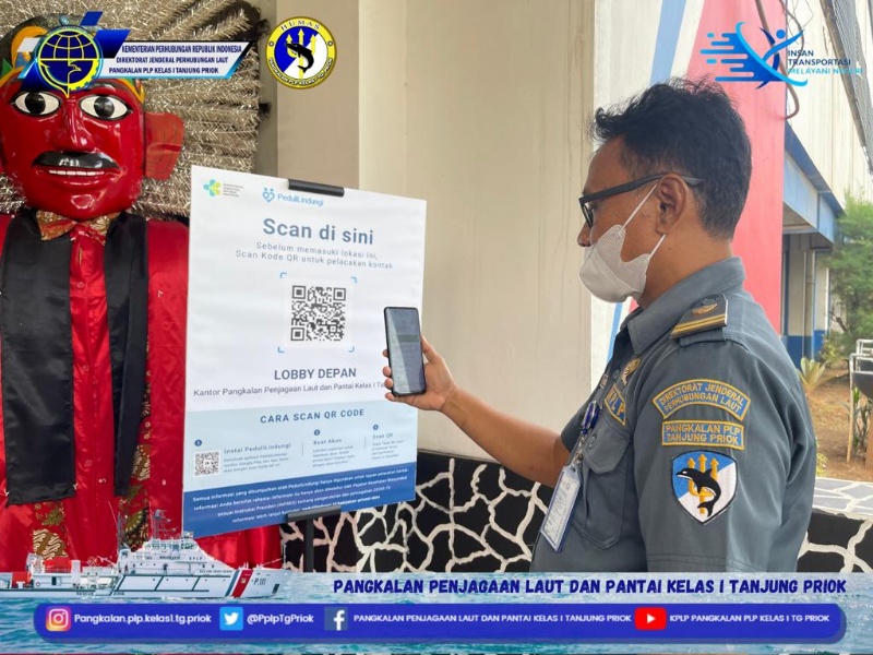 Pindai QR Code PeduliLindungi masuk dan keluar kantor PLP Priok