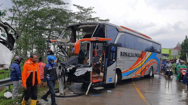 Wajah bus Rosalia Indah rusak cukup parah setelah bertabrakan dengan dump truk. (Foto:SindoNews.com)