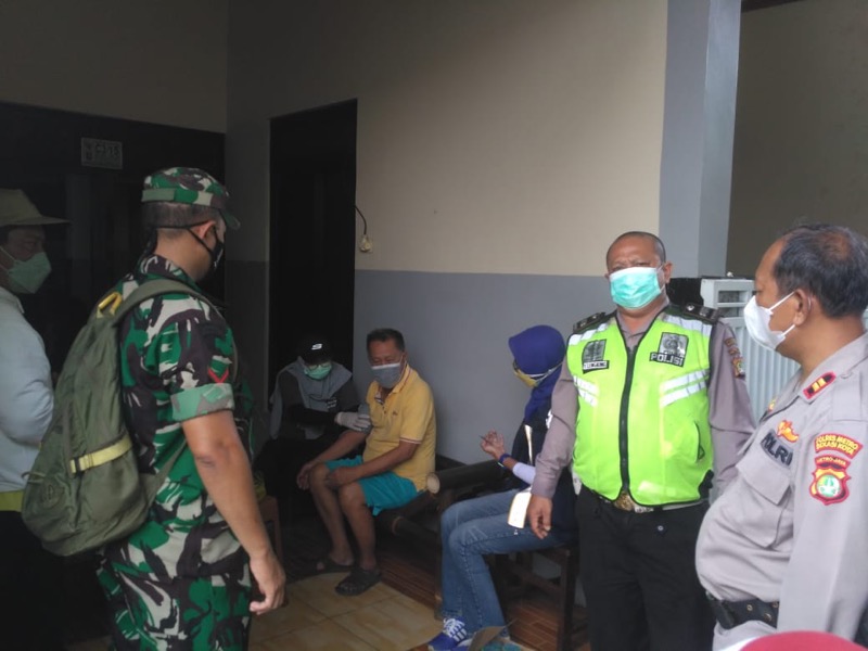 Vaksinasi door to door gencar dilaksanakan Bhabinkamtibnas Kelurahan Duren Jaya Polsek Bekasi Timur bagi lansia, Jumat (18/2/2022). Foto: istimewa.