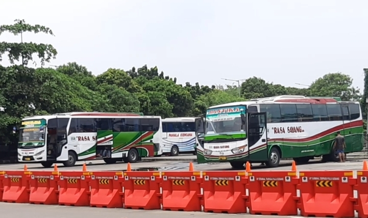 Bus PO Rasa Sayang terparkir untuk bersiap akan diberangkatkan dari Terminal Pulo Gebang, Jakarta Timur tujuan Provinsi Nusa Tenggara Barat.