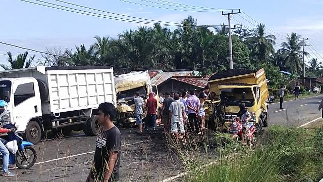 Truk bermuatan batu bara dan truk engkel box yang mengalami kecelakaan di Desa Pondok Kelapa, Kecamatan Pondok Kelapa, Kabupaten Bengkulu Tengah (Benteng), Jumat (18/2) pagi. (Foto: ist/rakyatbengkulu.com)