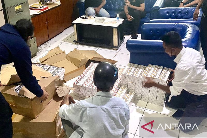Kantor Bantu Bea Cukai Selatpanjang  mengecek ratusan slop rokok ilegal yang berhasil diamankan. (Foto:ANTARA)