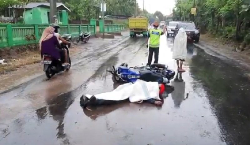 Korban tergeletak di tengah jalan bersama motornya. (Foto: Dok.iNews)