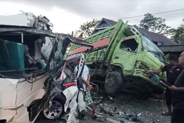 Ambulan pengantar jenazah kecelakaan dan menewaskan sopir di Desa Manurung, Kecamatan Malili, Kabupaten Luwu Timur, Minggu (20/2/22). (Foto:SindoNews.com) 