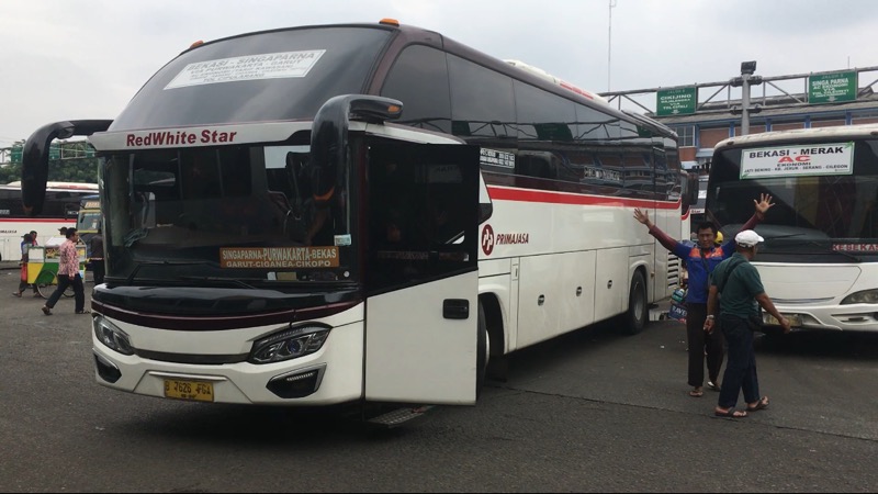 Bus Primajasa rute Singaparna-Purwakarta berangkat dari Terminal Bekasi, Ahad (20/2/2022). Foto: BeritaTrans.com.