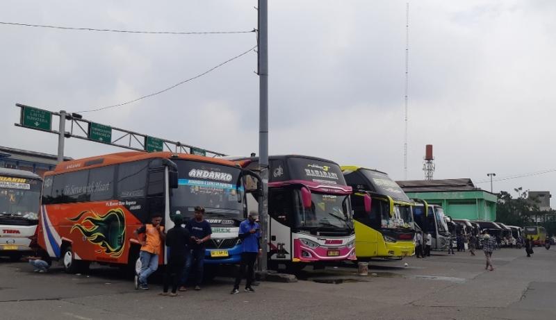 Suasana di Terminal Bekasi, Ahad (20/2/2022).