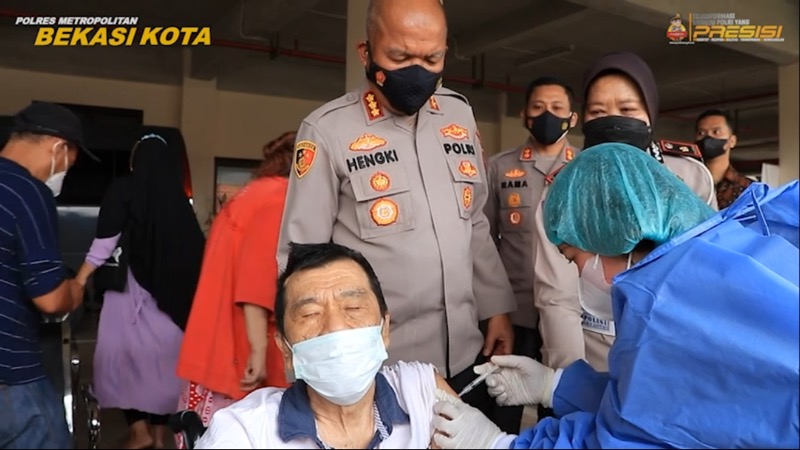 Kapolrestro Bekasi Kota, Kombes Pol Hengki, meninjau vaksin booster presisi. Foto: istimewa.