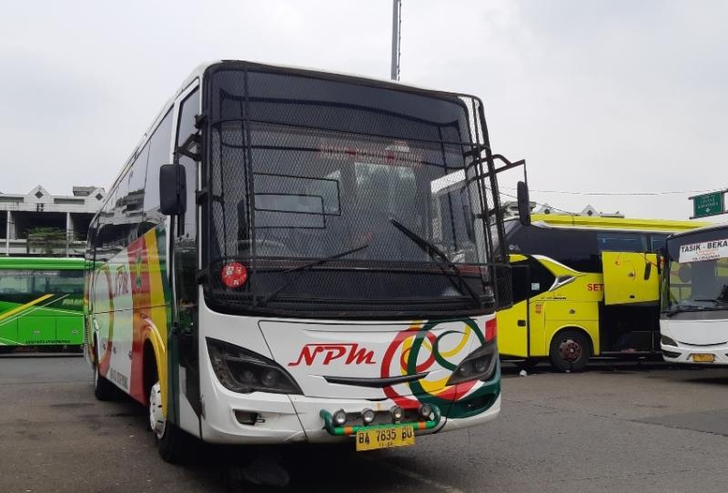 Bus PO NPM saat menaikkan penumpang dari Terminal Bekasi, Jawa Barat, Ahad (20/2/2022).