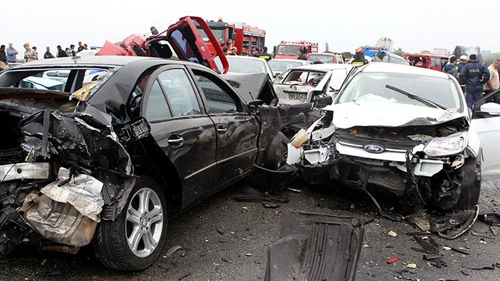 Ilustrasi sejumlah mobil rusak akibat kecelakaan beruntun. (Foto:Tempo.co) 