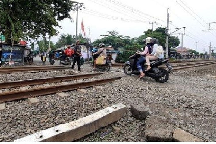 Pelintasan sebidang di Jalan Yapink Putra, Desa Mekarsari, Tambun Selatan, Kabupaten Bekasi. Foto: kompas.com.