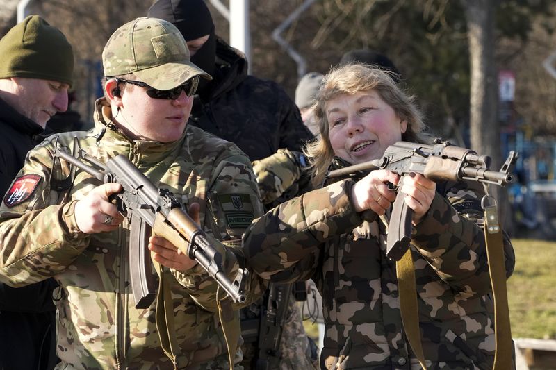 Emak-emak di Ukraina semangat ikut latihan tempur. (AP/Efrem Lukatsky)