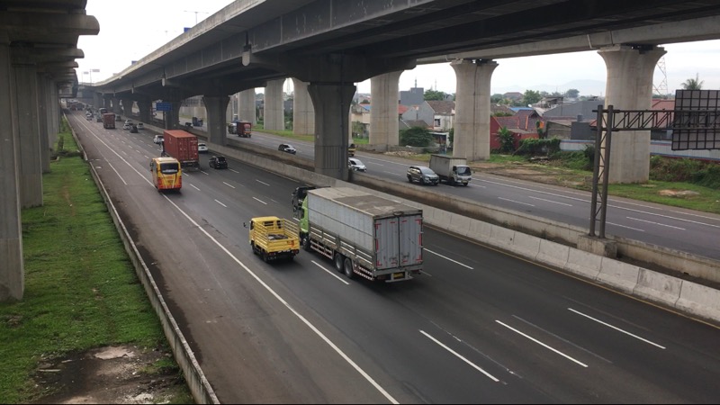 Trafik Tol Bekasi Timur ramai lancar, Senin (21/2/2022). Foto: BeritaTrans.com.