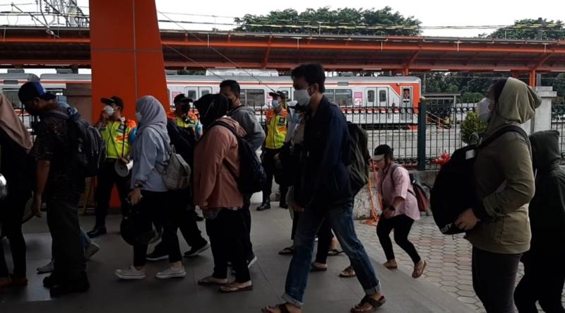 Penumpang KRL memasuki Stasiun Bekasi pada Senin (21/2/2022) pagi.