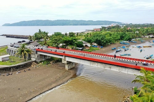 Jembatan Merah Pangandaran ini menghubungkan pelabuhan pendaratan ikan Cikidang dengan kawasan pantai timur Pangandaran. (Foto:Dok.Humas Pemda Jabar) 