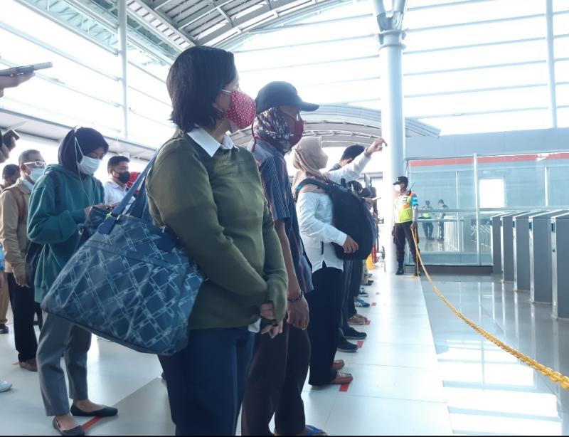 Barisan antrean penumpang KRL di Stasiun Bekasi, Senin (21/2/2022).