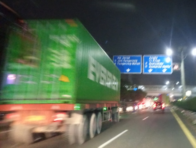 Trafik kendaraan, sebagian besar truk logisrik, berbaris panjang di bahu jalan dan lajur satu Tol Dalam Kota Jakarta. Foto: BeritaTrans.com dan Aksi.id
