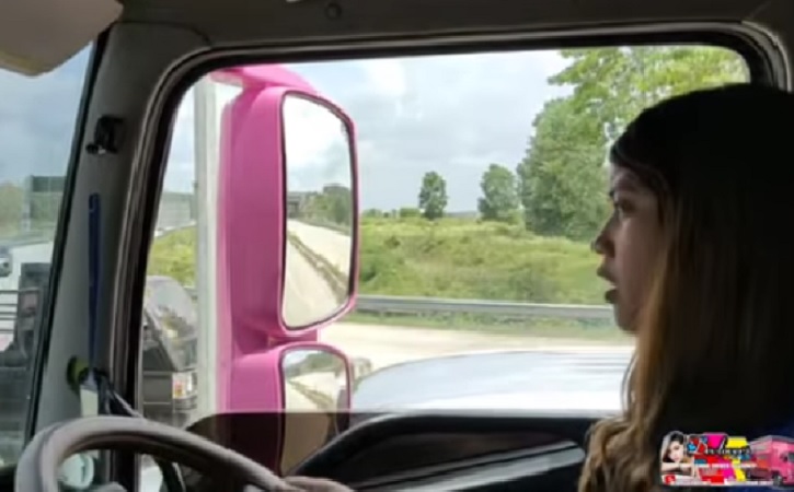 Perempuan sopir truk dari Wonogiri. (Youtube/ Driver Shadow17 Official)