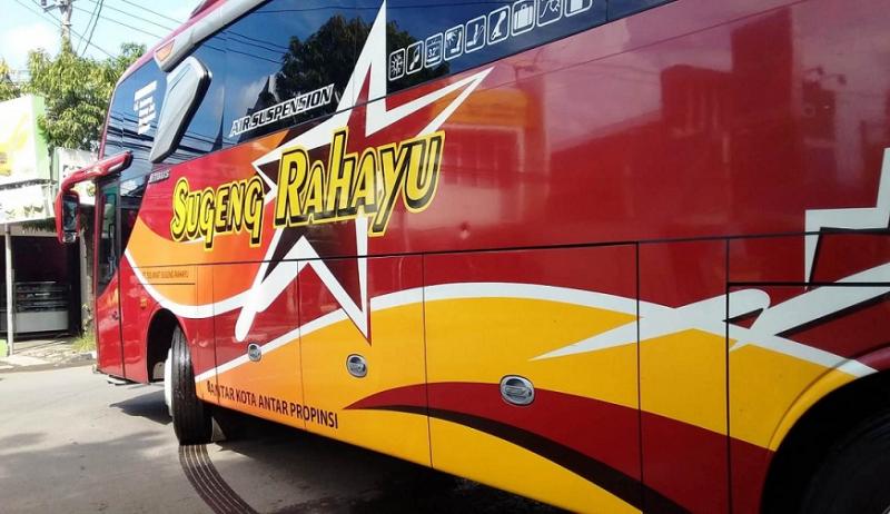 Bus Sugeng Rahayu ini baru keluar dari Terminal Indramayu, guna  mengawali perjalanan mengantarkan penumpang menuju Surabaya PP. (Taryani)      