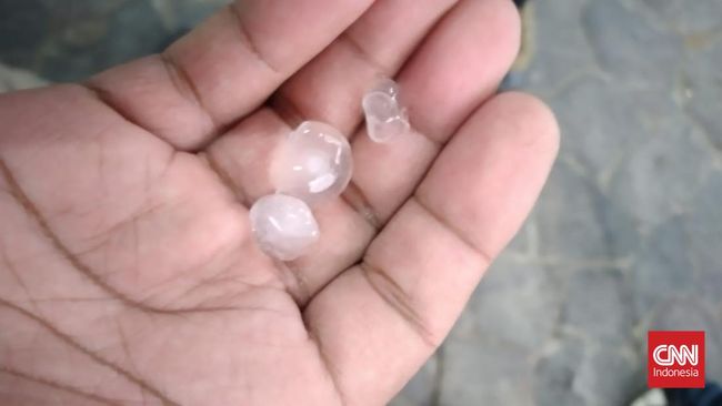 Hujan es guyur sebagian wilayah Surabaya. (Foto:CNN Indonesia)