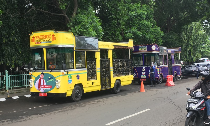 Dua bus wisata di alun-alun Kota Bekasi, Senin (21/2/2022). Foto: BeritaTrans.com.