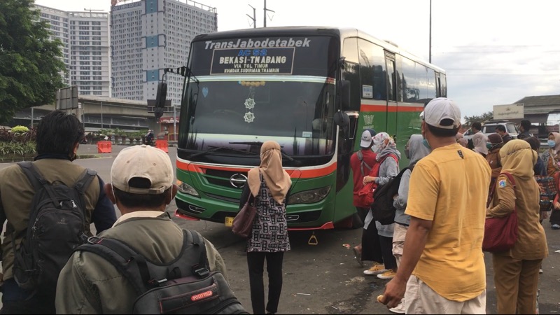Bus kota rute Tanah Abang-Bekasi tiba langsung diserbu penumpang, Senin (21/2/2022). Foto: BeritaTrans.com.