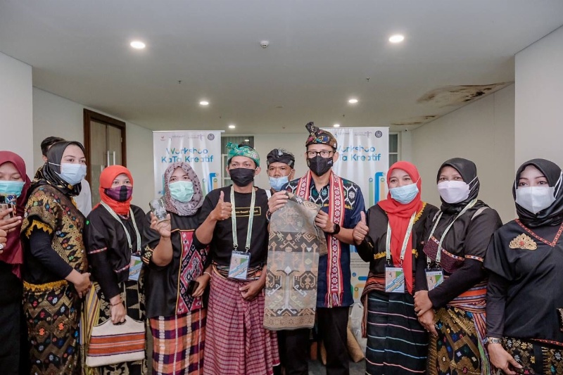Menparekraf Sandiaga Uno bersama pelaku ekraf Lombok Tengah