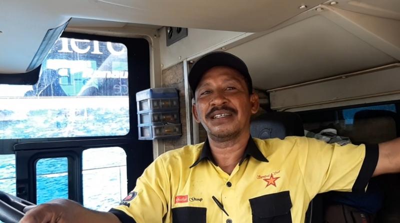 Sukri seorang kru kenek bus PO Sempati Star rute Medan-Jakarta. 