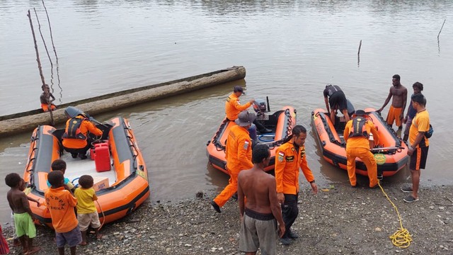 SAR Timika melakukan pencarian kepada 2 penumpang kapal yang tenggelam di Muara Kokonao. 